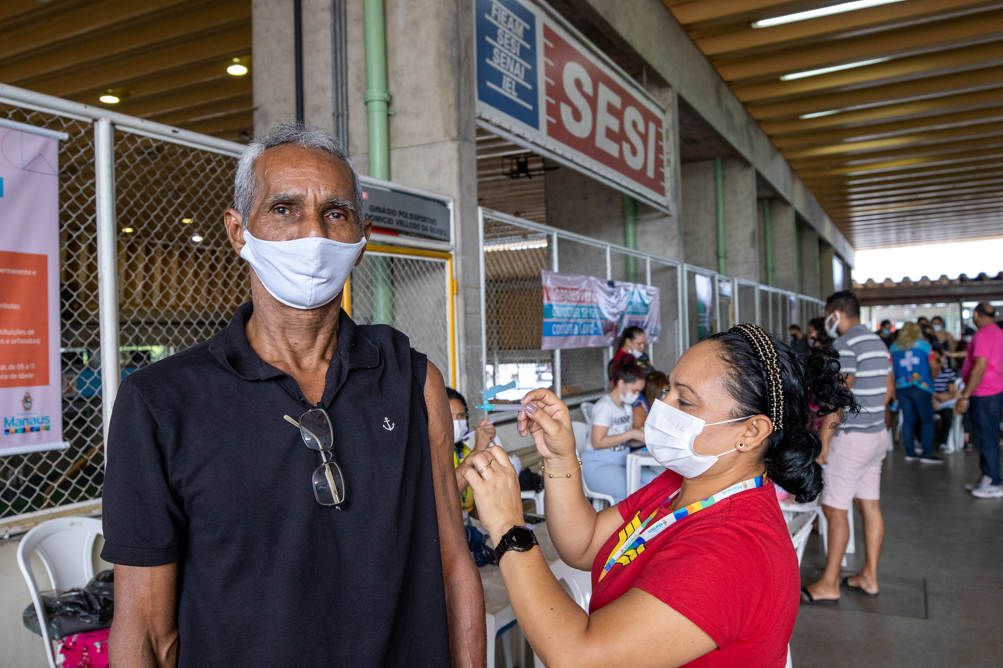 Manaus aplica quase 3 mil doses de vacina contra influenza, sarampo e covid neste domingo
