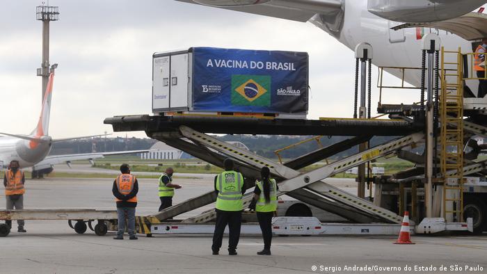 Ministério da Saúde recebe lote com 1,2 milhão de doses de Coronavac 