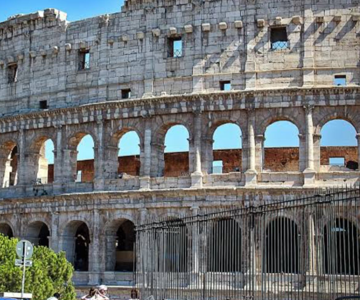 Turista perfura coluna em grade do Coliseu ao tentar tirar selfie