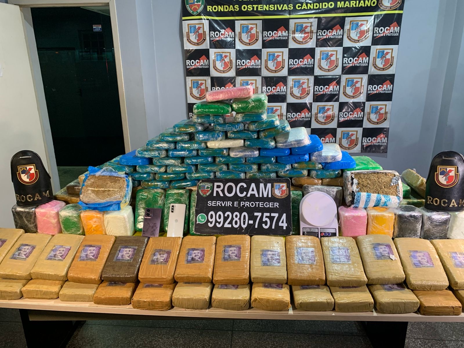 Mulher é presa com mais de 200 tabletes de drogas escondidos em casa em Manaus