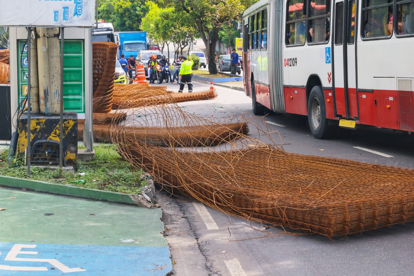 Carga cai de carreta e fica espalhada na Avenida Efigênio Salles em Manaus; vídeo