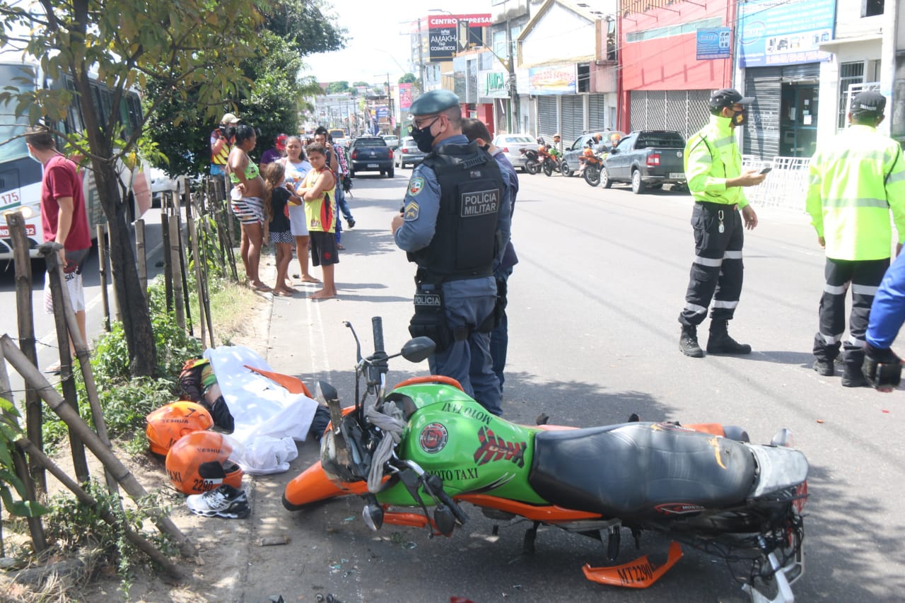 Mototaxista morre após grave acidente de trânsito em Manaus