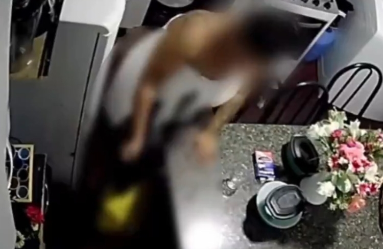 Pai e madrasta são presos após câmera flagrar criança sendo espancada na Compensa