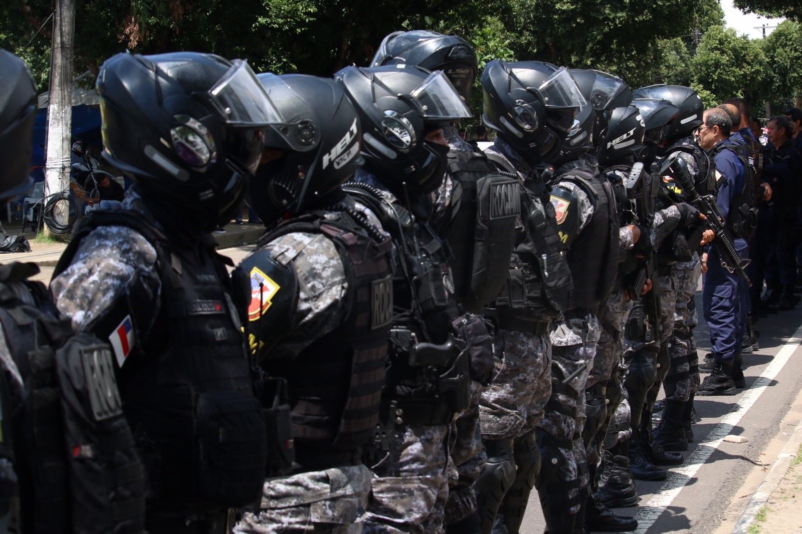Sob clima de tensão tropas da polícia acompanham retirada de bolsonaristas do CMA 