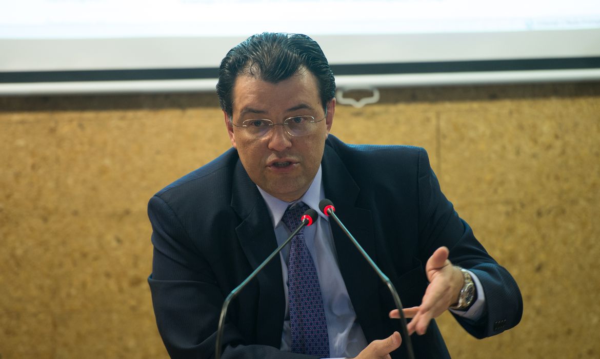 Relatório de Eduardo Braga garante suspensão de reajustes de remédios