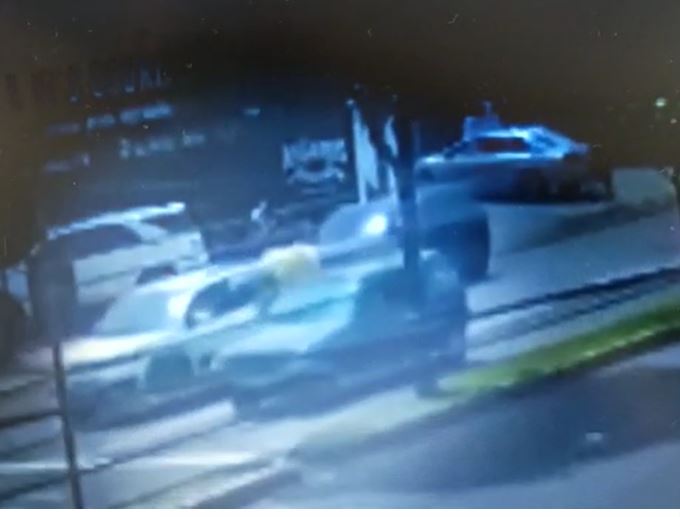 Vídeo: Motociclista 'voa' sobre carro em acidente gravíssimo em Manaus