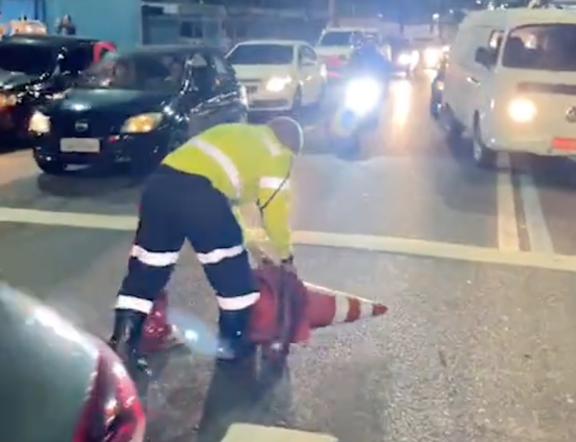 Mãe e filho são atropelados ao tentar atravessar na faixa de pedestres em avenida de Manaus