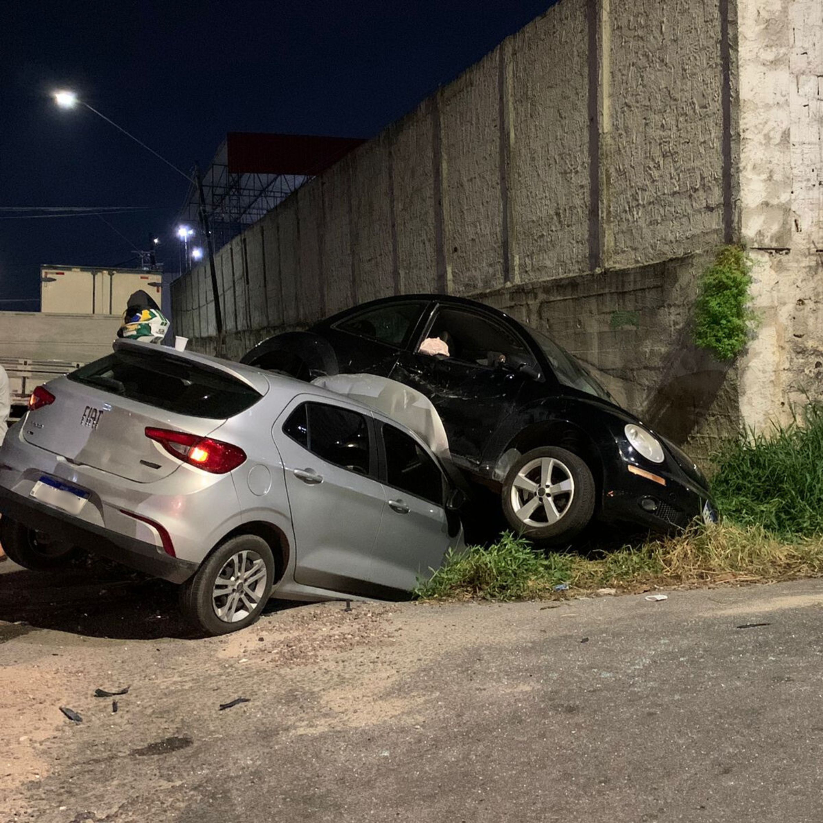 Carro fica preso em cima de veículo após colisão violenta no Novo Aleixo