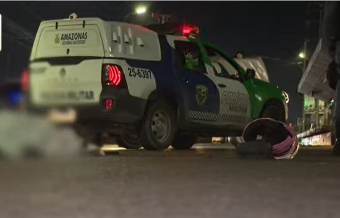 Jovem morre ao ter cabeça esmagada por micro-ônibus em avenida de Manaus