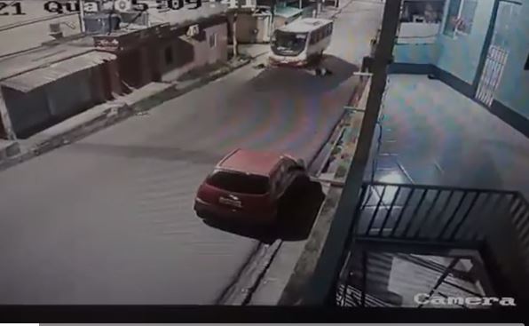 Vídeo mostra instante em que rota passa por cima de motociclista em Manaus