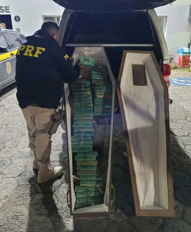 PRF apreende 50 kg de crack escondido dentro de caixão em carro funerário