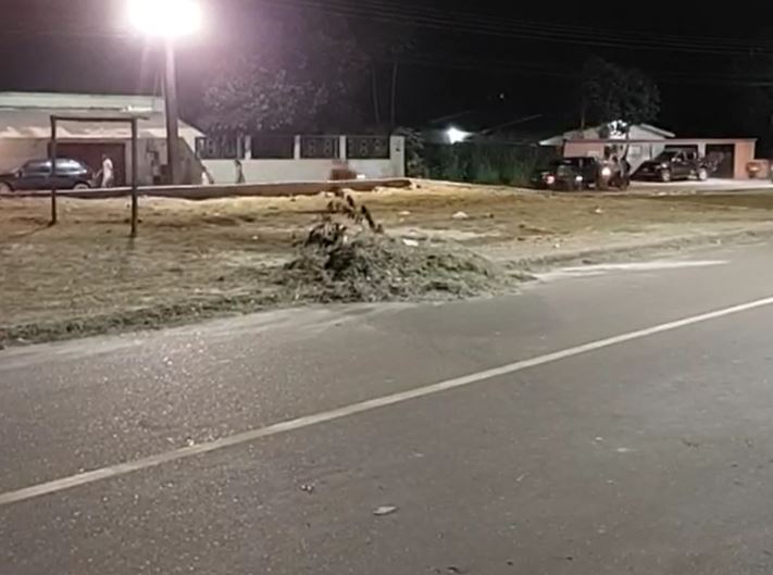 Motociclista fica ferido ao bater em lixo deixado à beira de rua no Amazonas 