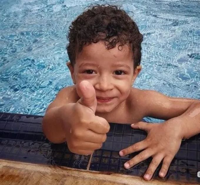 Menino de 3 anos tem corpo queimado após mangueira de combustível de carro estourar