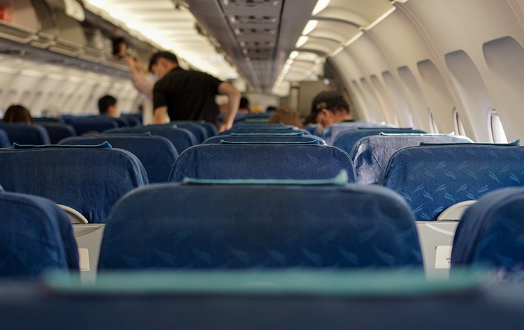 Avião faz pouso de emergência após adolescente tentar abrir porta da aeronave
