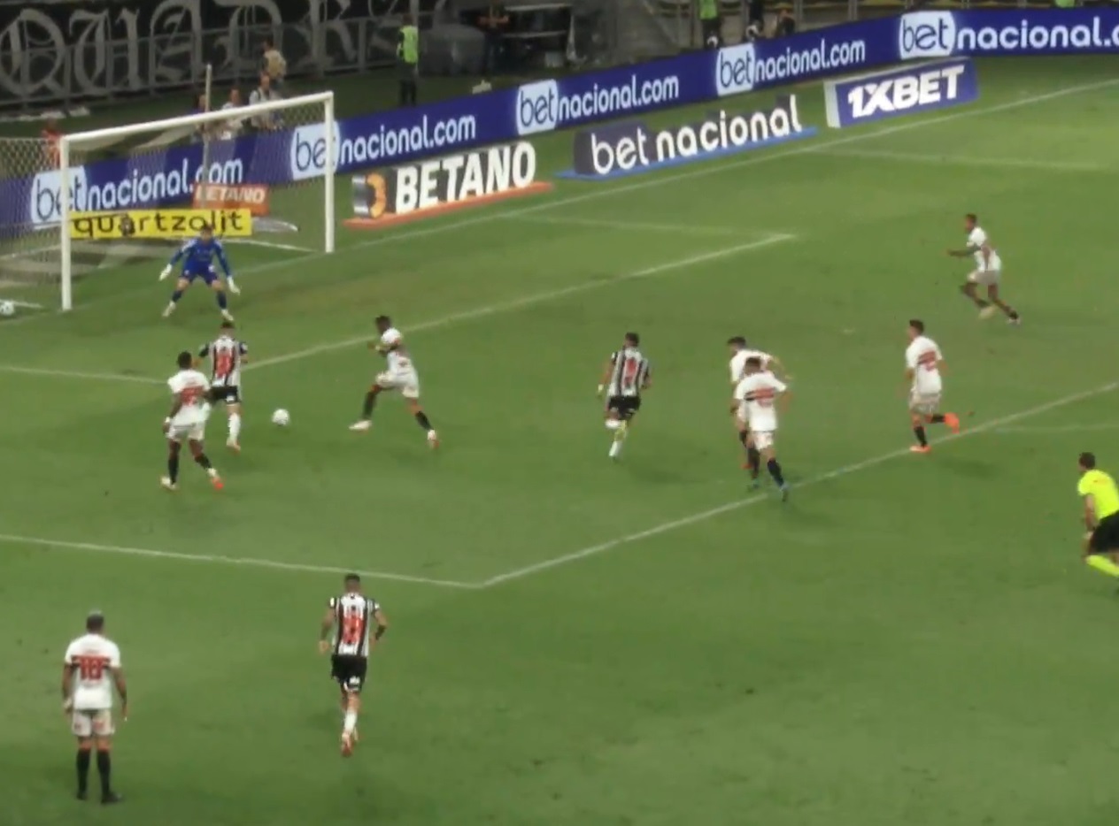 Atlético-MG faz 2 a 1 no São Paulo encosta na liderança no Brasileirão