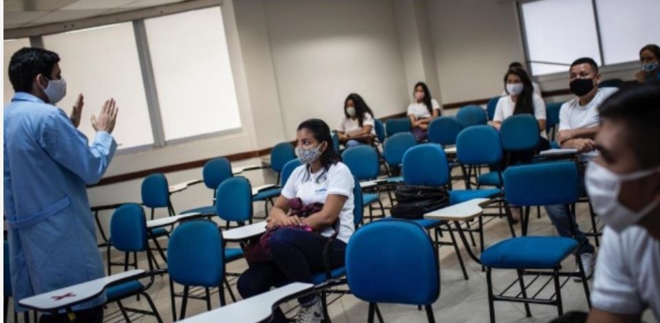 Professores devem ser vacinados até a primeira quinzena de junho, diz MS