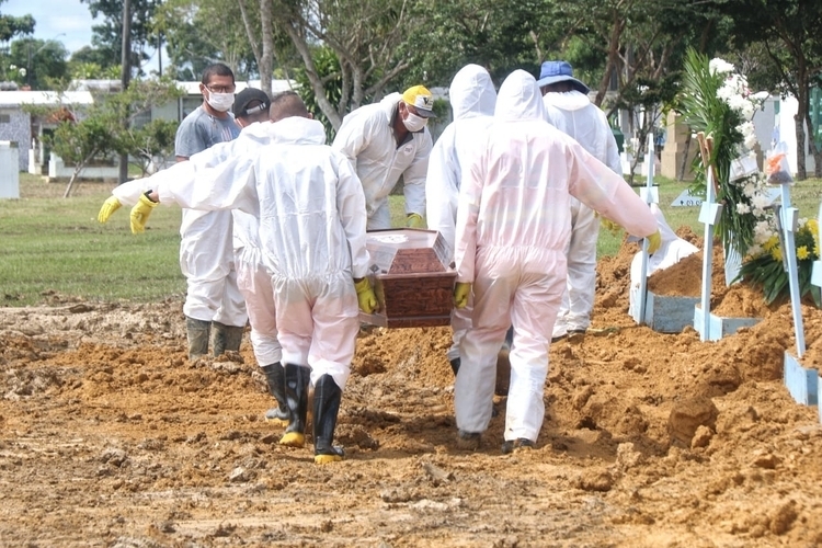 Manaus registra 48 enterros nesta segunda-feira