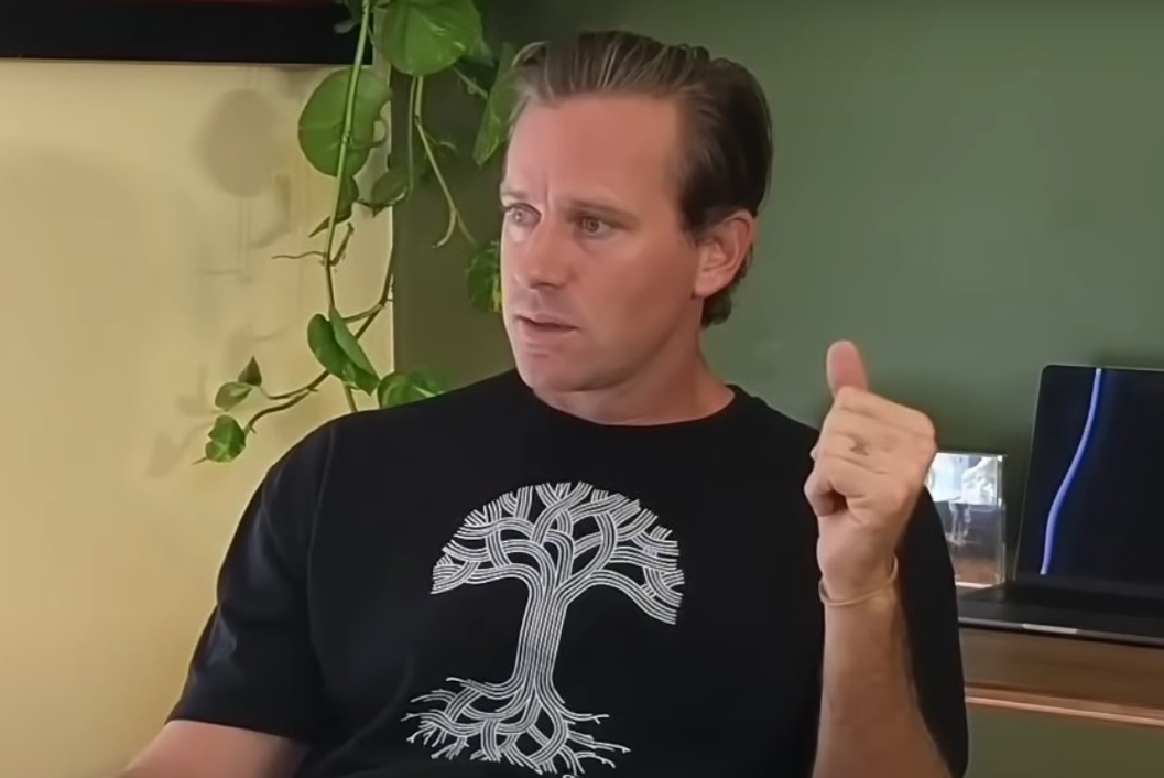 Mãe de Armie Hammer dá vasectomia de presente de aniversário após polêmica de canibalismo