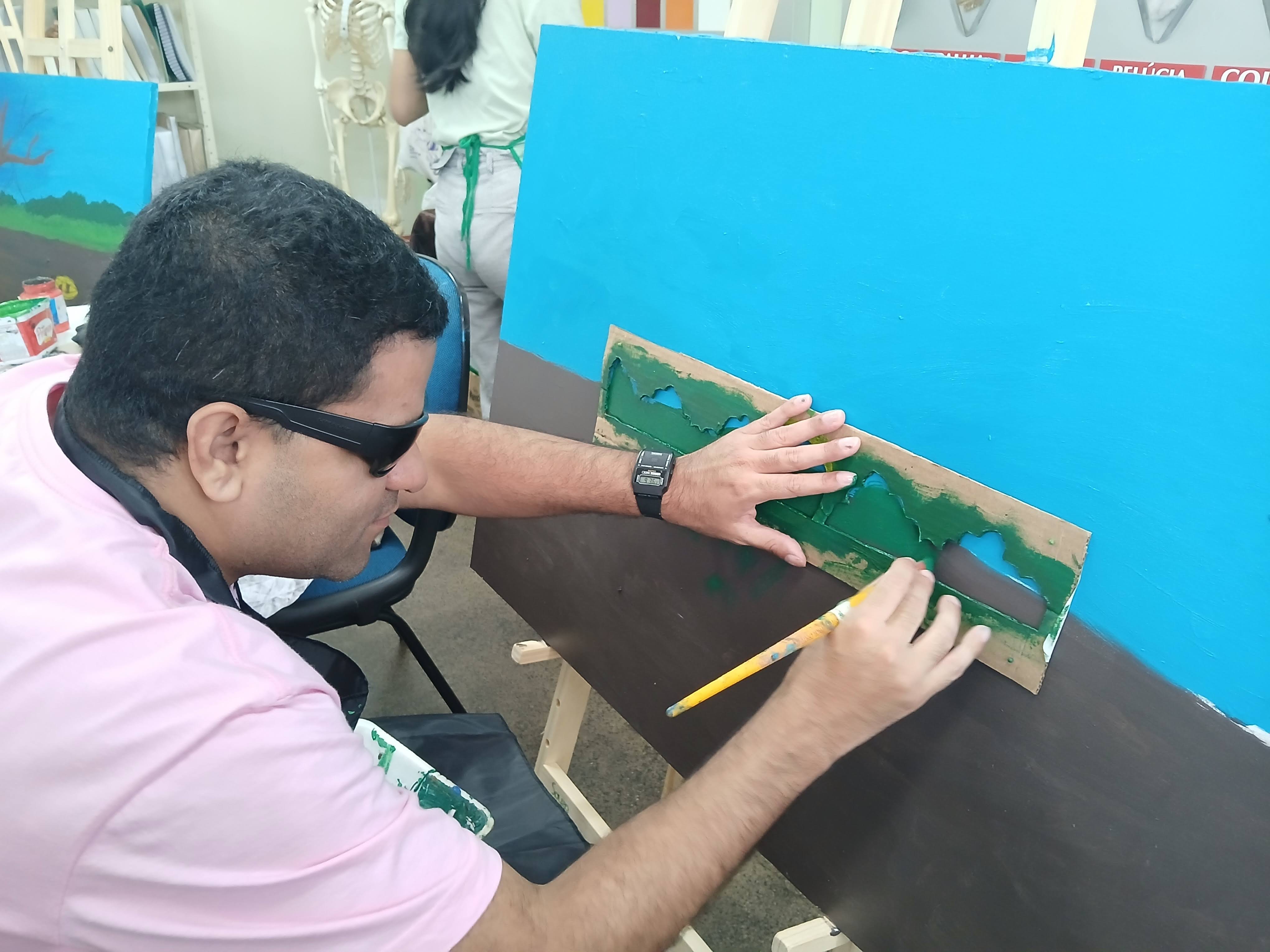 Projeto de pintura artística para deficientes visuais tem inscrições abertas em Manaus