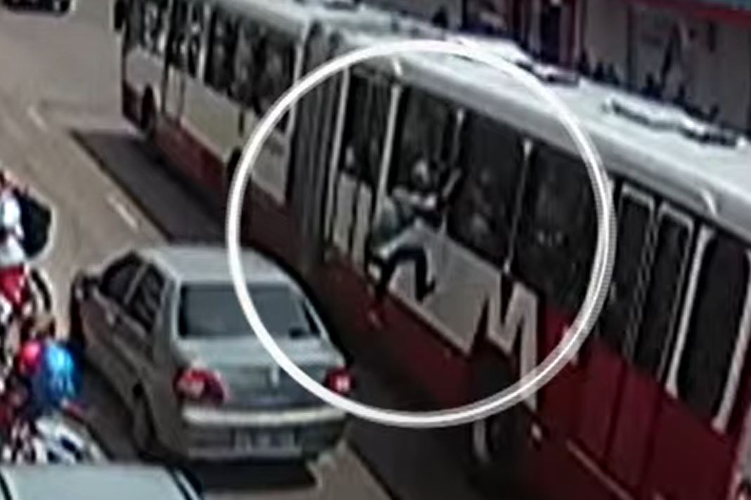 Vídeo: Jovem pula de ônibus em movimento e tem cabeça atingida por rodas em Manaus