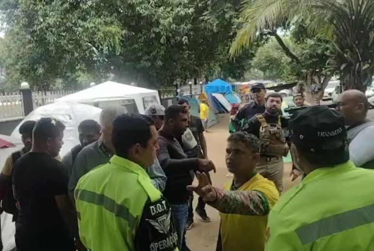 Bolsonaristas retiram carros de avenida após acordo com a PF em Manaus