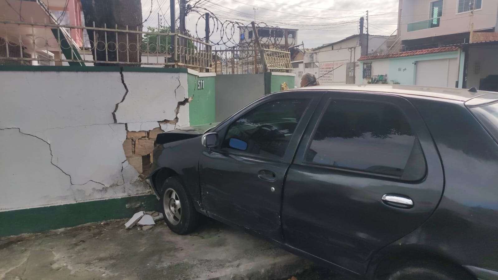 Homem morre ao bater com carro em muro enquanto tentava assaltar vítima na Betânia