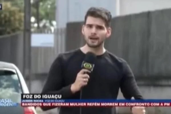 Repórter anuncia morte de bandidos com música da Xuxa e é demitido pela Band