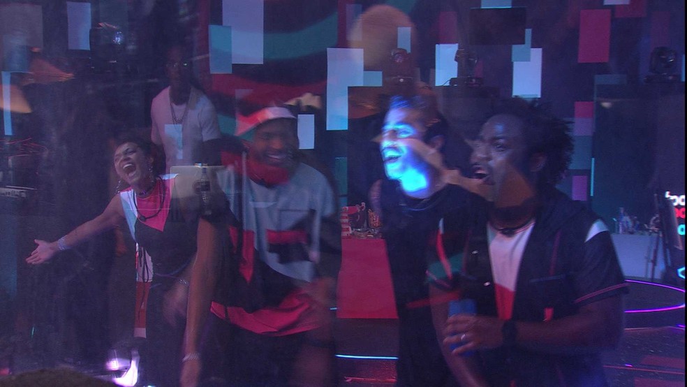 Filipe Ret e L7nonn cantam 'Me sinto abençoado' e levam PA e Scooby ao delírio