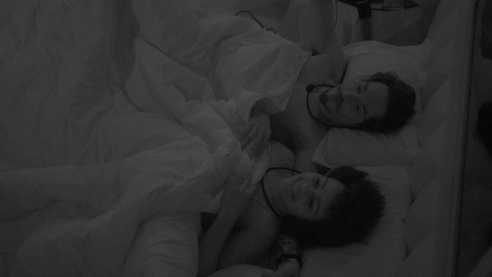 Na cama com Eliezer, Natália desabafa: 'Quem nunca chorou por macho na vida?'