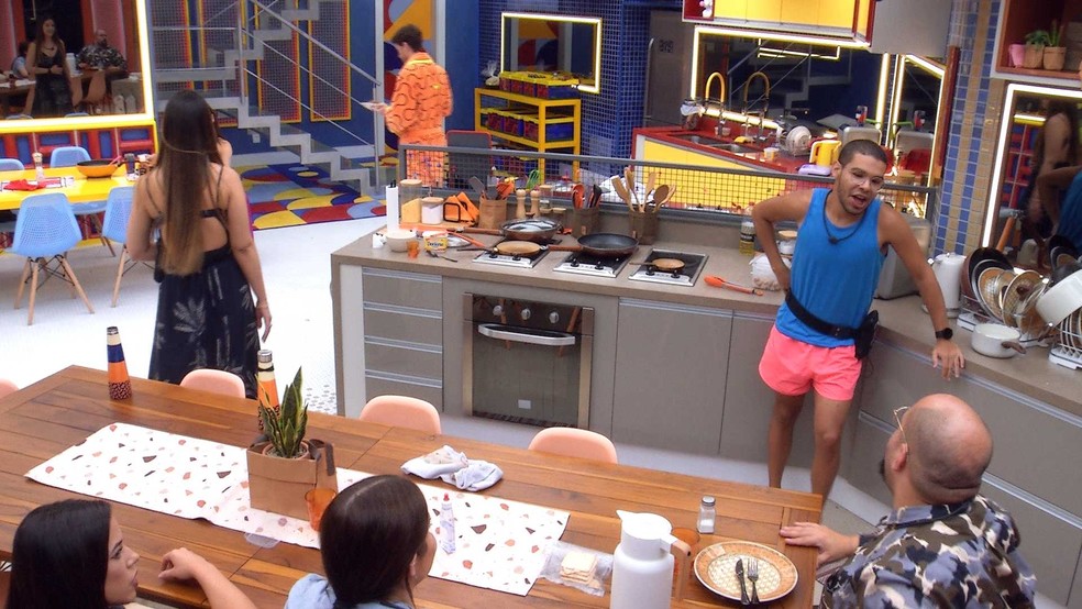 Tiago e Vyni brigam por comida: 'você que pegou meu ovo'