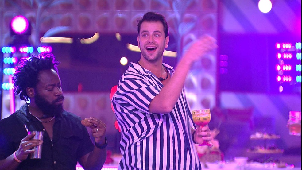 Arthur canta 'O Sol', e Gustavo alfineta: te elimina, não preciso de você aqui'