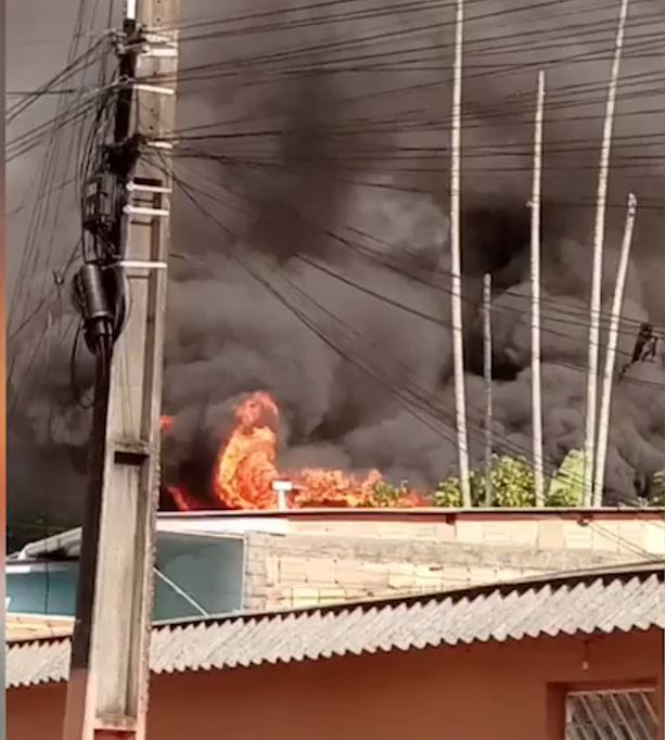 Moradores acordam com casa em chamas e perdem tudo em Manaus