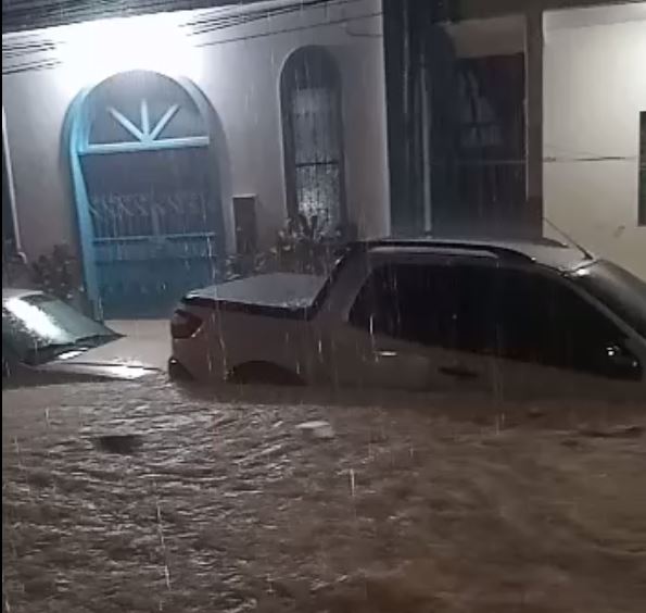 Vídeos: Casas e carros vão para o fundo após rua 'virar rio' durante temporal em Manaus