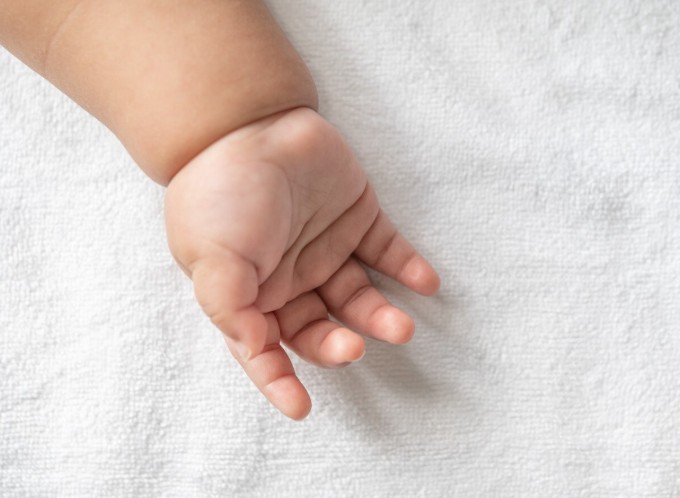 Bebê de cinco meses morre sufocado por tia embriagada na Cidade Nova