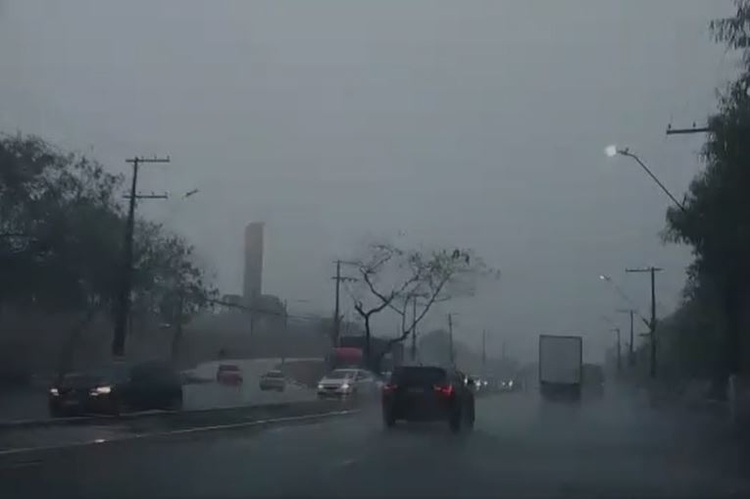 Manaus registra alagamentos, destelhamentos e deslizamentos durante chuva nesta terça-feira