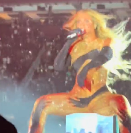 Beyoncé faz coreografia sexy com filha na plateia e grupo aciona serviço de proteção à criança