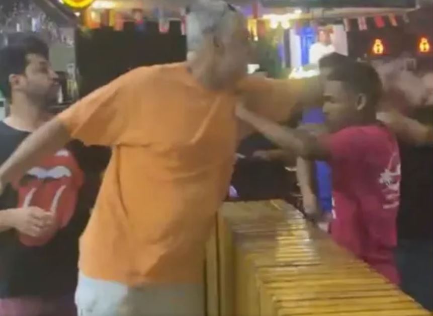 Cliente agride garçom por causa de bolinho e provoca pancadaria generalizada em bar