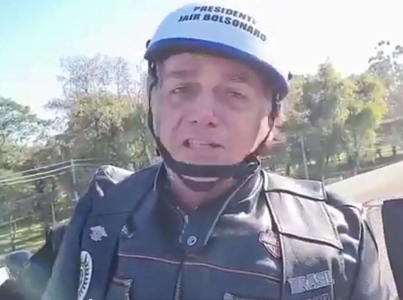 Bolsonaro volta a atacar sistema eleitoral e associa ministro Barroso à pedofilia