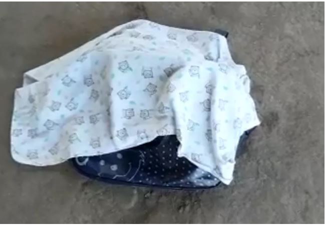 Mulher dá à luz na rua e sai carregando filho morto dentro de bolsa