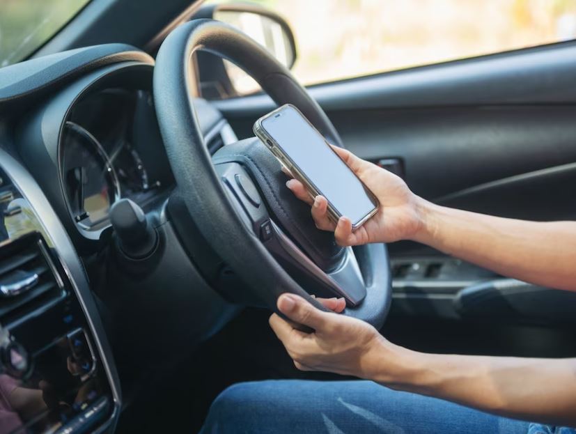 Motorista atropela menina de 7 anos enquanto usava celular ao volante em Manaus