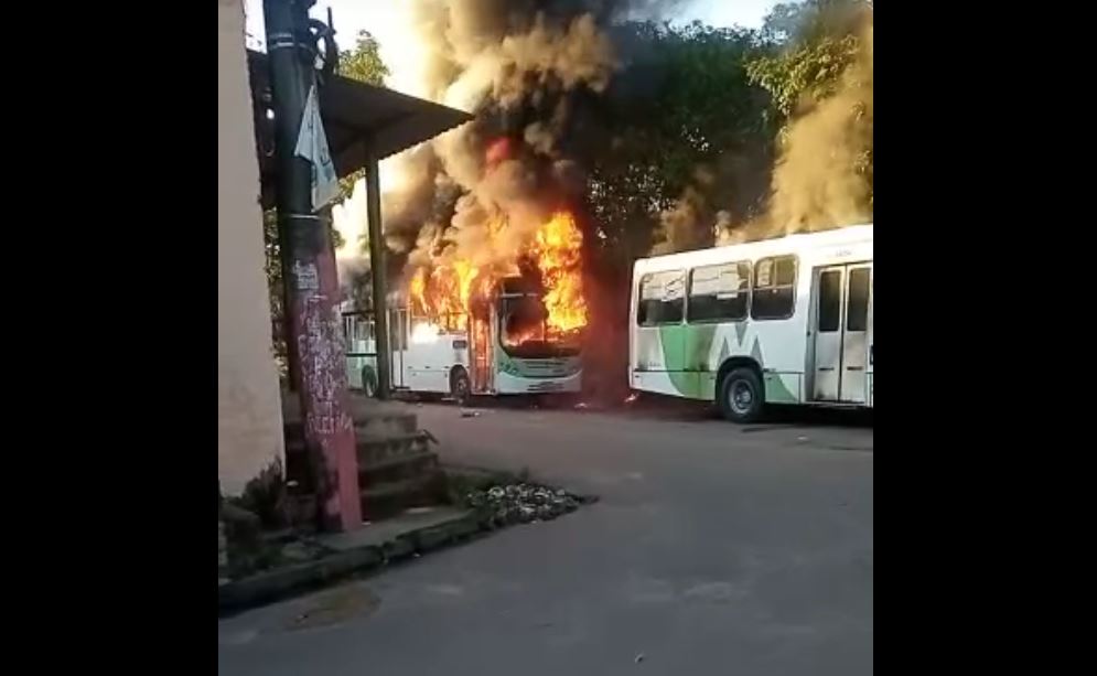 Caos: Facções ateiam fogo em ônibus e bloqueiam ruas em Manaus, veja vídeo