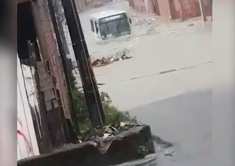 Casas e avenidas ficam debaixo d'água durante chuva torrencial em Manaus; veja vídeos