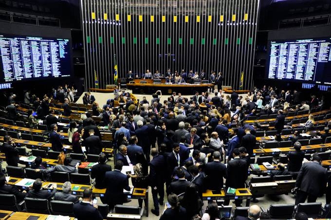 Deputados elaboram proposta para impedir interferências do Judiciário
