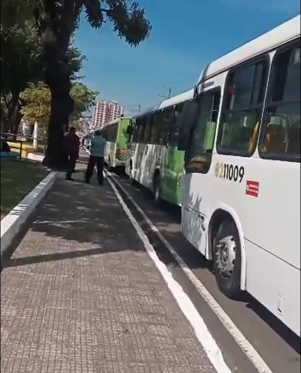 Centro de Manaus tem caos e trânsito parado após interdições