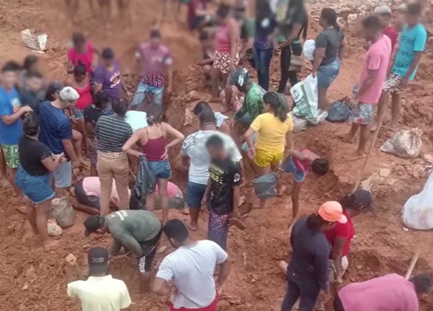 Vídeo chocante: Famílias desenterram frangos de lixão para se alimentarem no Amazonas