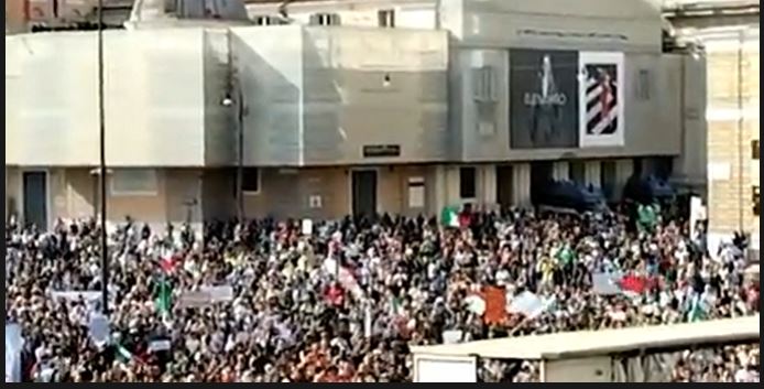 Polícia joga água em manifestantes anti-vacina em Roma