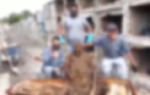 Funcionários de cemitério causam revolta ao gravarem vídeo durante exumação