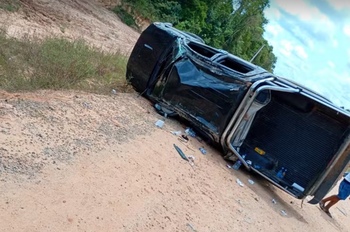 Pneu de caminhonete estoura e causa grave acidente na BR-319