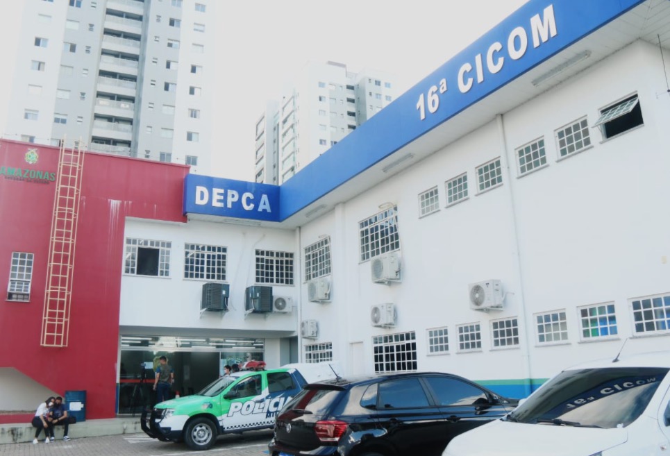 Mãe se entrega à polícia após suspeitas de vender filhas em Manaus