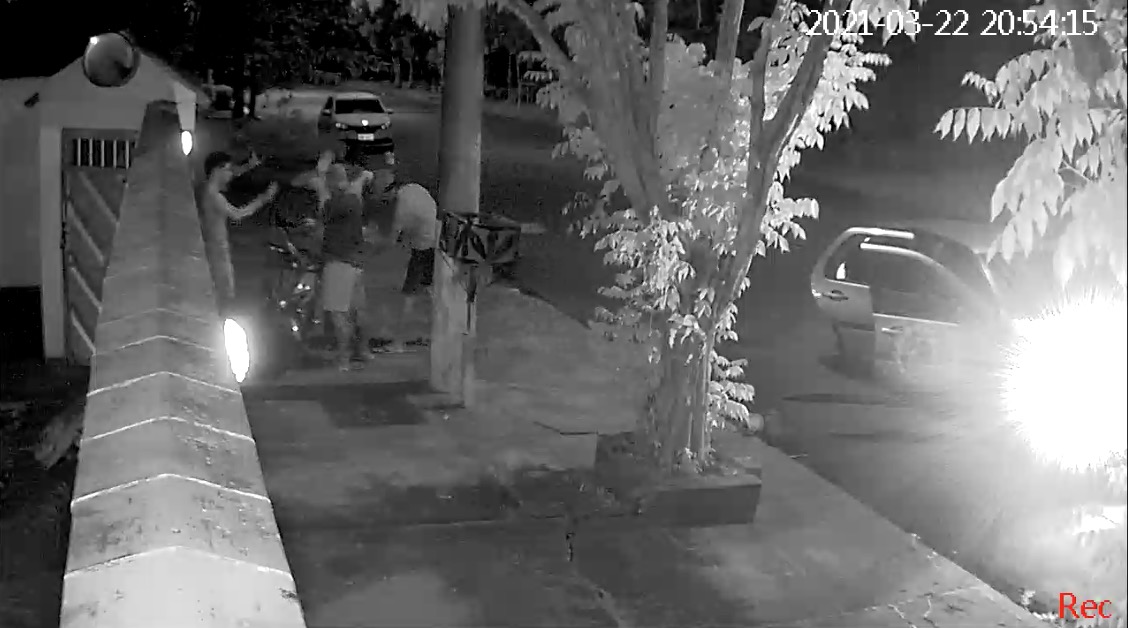 Vídeo: Dupla armada rouba entregador e cliente na porta de casa em Manaus